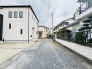 住民の方が主に利用する交通量少なめの道路に面してます。
