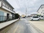 住民の方が主に利用する交通量少なめの道路に面してます。
