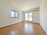住宅街の２階南向きのお部屋です。日当たりはご覧のとおり。
