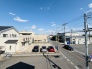 低層住居専用地域ならではのベランダの光景。辺りには高い建物がありません。
