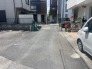 住民の方が主に利用する交通量少なめの道路に面してます。
