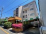 車の通りも少ない閑静な住宅地に建つマンション。子育てにも、第二の人生にも。
