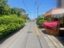 住民の方が主に利用する交通量少なめの道路に面してます。
