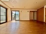 リフォーム工事前。家族が自然に集りそうな広さが魅力のＬＤＫ。
