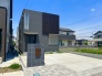 アプローチからの玄関がおしゃれな住宅。出発も帰宅も楽しみになるかも。
