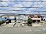 前面の住まいとの距離感があるから、圧迫感を感じません。
