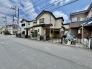 車通りの少ない閑静な住宅地、のびのびした子育てに適します。
