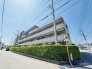タイル張りの荘厳な外観は、マンションならでは。
