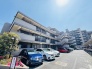 車通りの少ない閑静な住宅地、のびのびした子育てに適します。
