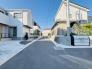 住民の方が主に利用する交通量少なめの道路に面してます。
