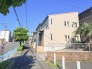 青空に映えるすっきりとした外観が、心地よい日常の風景を演出する住まいです
