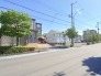 街路樹の緑が心地よく、穏やかな時間が流れる落ち着いた住環境です。暮らしのベースとなる心地よい街並み
