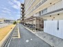マンション敷地内の屋根付き駐輪スペース