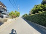 前面道路は歩道も整備され、小さなお子様にも安心です。
