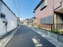住民の方が主に利用する交通量少なめの道路に面してます。
