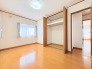 住宅街の２階南向きのお部屋です。日当たりはご覧のとおり。
