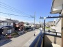 前面の住まいとの距離感があるから、圧迫感を感じません。
