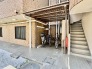 マンション敷地内の屋根付き駐輪スペース