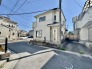車通りの少ない閑静な住宅地、のびのびした子育てに適します。
