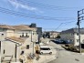 前面の住まいとの距離感があるから、圧迫感を感じません。

