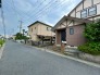 車通りの少ない閑静な住宅地、のびのびした子育てに適します。
