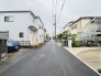 前面道路は歩道も整備され、小さなお子様にも安心です。
