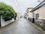 住民の方が主に利用する交通量少なめの道路に面してます。
