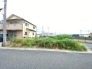 車通りの少ない閑静な住宅地、のびのびした子育てに適します。
