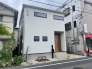 目の前の道路をまっすぐ進むと大宮駅に着きます。
