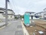 幅員の狭い道ですが、車通りの少ない住宅街に立地してます。
