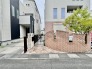 アプローチからの玄関がおしゃれな住宅。出発も帰宅も楽しみになるかも。
