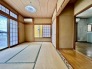 リフォーム工事中。大きな窓から明るい日差しが差し込みます
