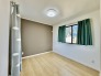 住宅街の３階南向きのお部屋です。日当たりはご覧のとおり。
