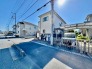前面道路は歩道も整備され、小さなお子様にも安心です。

