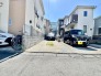 車通りの少ない閑静な住宅地、のびのびした子育てに適します。
