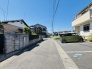前面道路は歩道も整備され、小さなお子様にも安心です。
