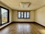 住宅街の２階南向きのお部屋です。日当たりはご覧のとおり。
