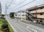 前面の住まいとの距離感があるから、圧迫感を感じません。
