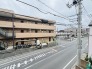あたりには住宅を中心とした建物が広がります。
