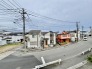 住宅街の中の一戸建て、あたりはほとんど住宅です。
