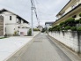 前面道路は歩道も整備され、小さなお子様にも安心です。
