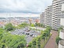 共用部の通路から見た敷地内駐車場
