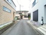 幅員の狭い道ですが、車通りの少ない住宅街に立地してます。
