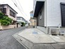 マイカースペースを１台分確保。現地で車幅と共にご確認ください。
