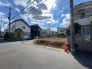 車通りの少ない閑静な住宅地、のびのびした子育てに適します。
