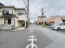 前面道路は整備され、小さなお子様にも安心です。
