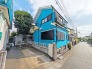 幅員の狭い道ですが、車通りの少ない住宅街に立地してます。
