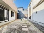 広々とした南庭は、太陽の下のリビングかもしれません。
