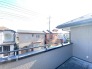 前面の住まいとの距離感があるから、圧迫感を感じません。
