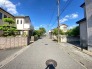 車通りの少ない閑静な住宅地、のびのびした子育てに適します。
